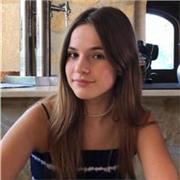 Soy alumna de segundo de bachillerato. A pesar de ello cuento con un horario flexible y organizado en el que puedo dar clases a niños de la ESO y cursos inferiores. Además, no me resulta un problema desplazarme.